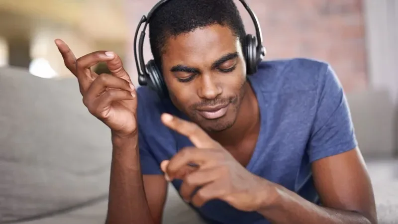 Aprenda idiomas ouvindo música: Como usar essa técnica eficaz