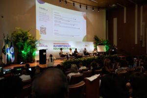 Encontro debate política e direito à alfabetização: principais pontos discutidos