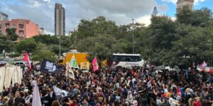 Estudantes Criticam Políticas Educacionais em Ato na Capital Paulista